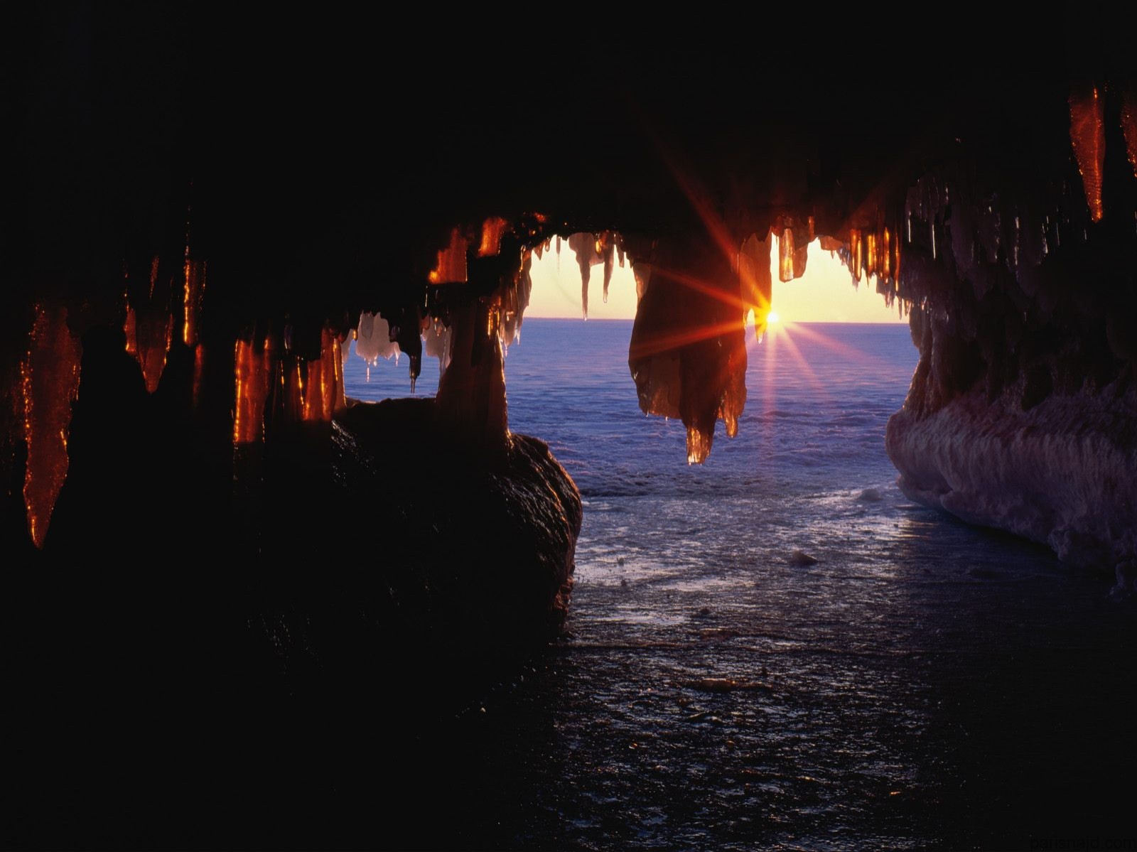 مجموعة خلفيات:شروق الشمس    Sea%20Caves,%20Apostle%20Islands,%20Wisconsin%20-%201600x120